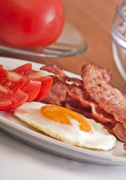 Fried egg with bacon and tomato - Φωτογραφία, εικόνα
