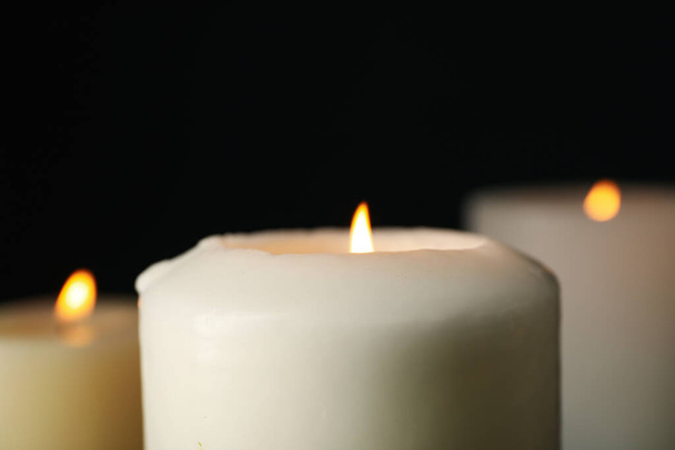 Κάψιμο λευκών κεριών σε μαύρο φόντο, κοντινό πλάνο - Φωτογραφία, εικόνα
