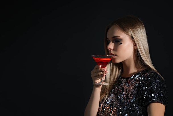 Tyttö juhlissa halloweenin tyyliin cocktail käsissään - Valokuva, kuva