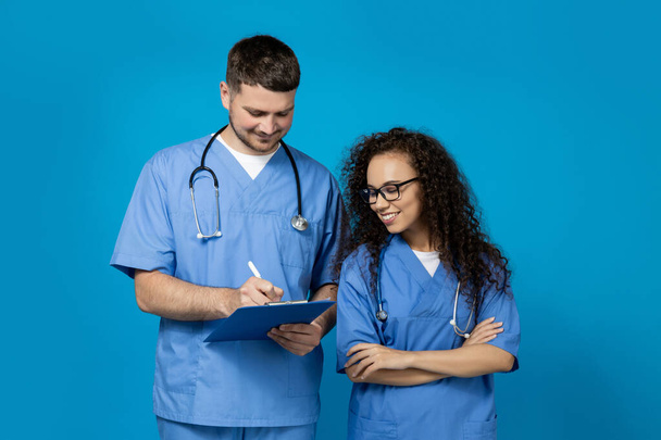 Mužští a ženští lékaři v modrých uniformách - Fotografie, Obrázek