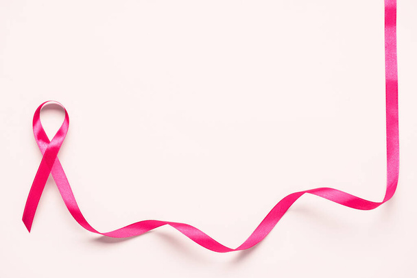 Růžová informační stuha na bílém pozadí. Koncept karcinomu prsu - Fotografie, Obrázek