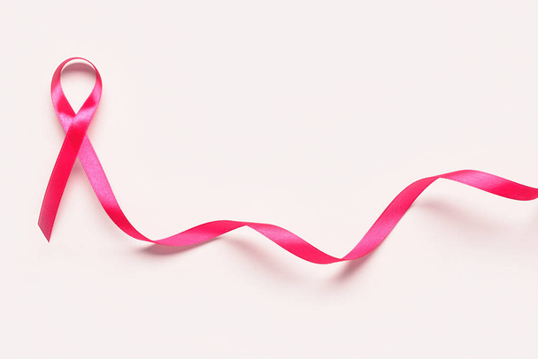 Różowa wstążka uświadamiająca na białym tle. Koncepcja raka piersi - Zdjęcie, obraz