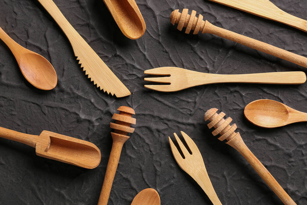 Diversi utensili da cucina in legno su sfondo nero - Foto, immagini