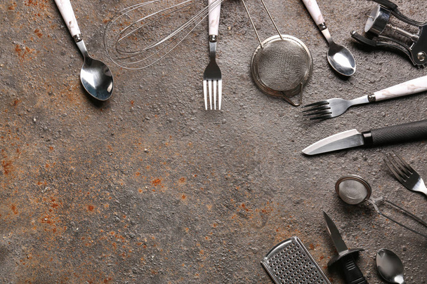 Różne naczynia kuchenne na brązowym tle - Zdjęcie, obraz