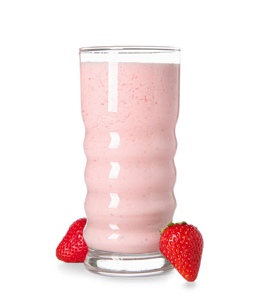 Ποτήρι νόστιμο smoothie φράουλα απομονώνονται σε λευκό φόντο - Φωτογραφία, εικόνα