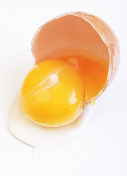 Hnědá vejce na bílém pozadí. vajíčko je přerušeno. - Fotografie, Obrázek