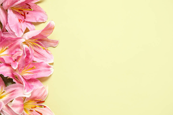 hermosas flores de lirio sobre fondo verde - Foto, Imagen