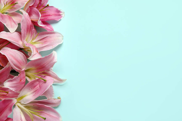 Gyönyörű liliom virágok kék háttér - Fotó, kép