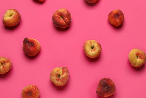 Персики на розовом фоне - Фото, изображение