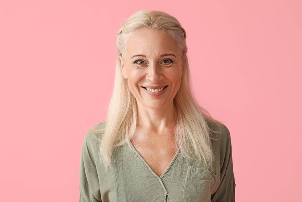 Mature woman on pink background, closeup - Foto, afbeelding