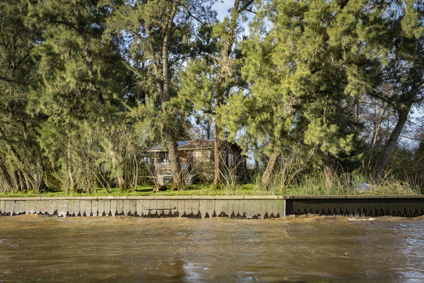Vue du bâtiment insulaire traditionnel du delta du Tigre en Argentine, système fluvial du delta du Parana Nord depuis la capitale Buenos Aires - Photo, image