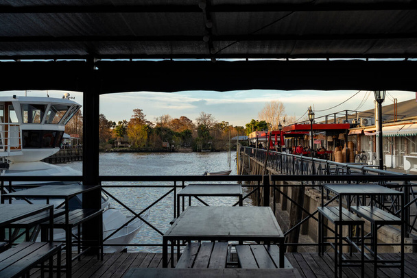 Тигр, Аргентина - 29 июля 2023 года: кофейня в знаменитом Пуэрто-де-Фосе, ремесленная ярмарка на берегу реки Лухан. Это туристическая икона - Фото, изображение