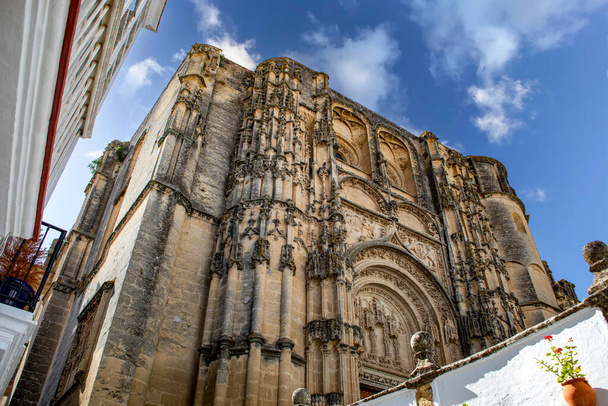 Vue de dessous de la basilique mineure de Santa Mara de la Asuncin à Arcos de la Frontera, Cadix, Andalousie, Espagne avec la tour en arrière-plan - Photo, image