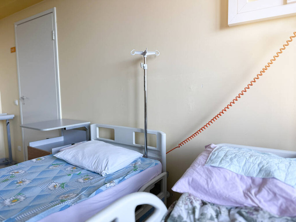 Δύο κρεβάτια σε ένα δωμάτιο νοσοκομείου. Η έννοια της ιατρικής και της υγειονομικής περίθαλψης. - Φωτογραφία, εικόνα