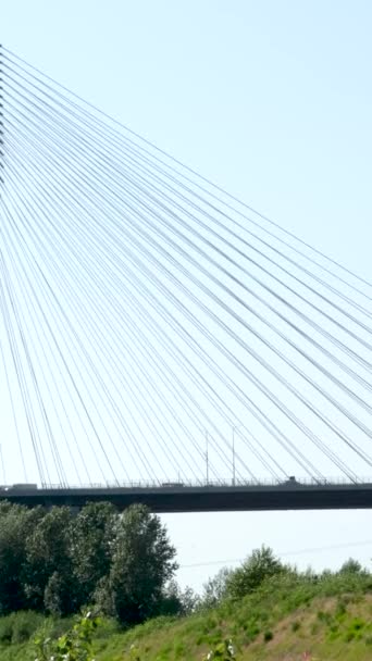 Мост Порт Манн через реку Фрейзер. Солнечное лето Суррей, Ванкувер, Британская Колумбия, Канада 2023 - Кадры, видео