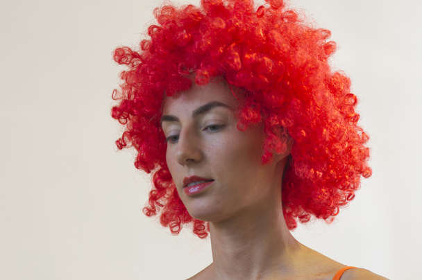 Beautiful woman in an orange wig - Foto, afbeelding