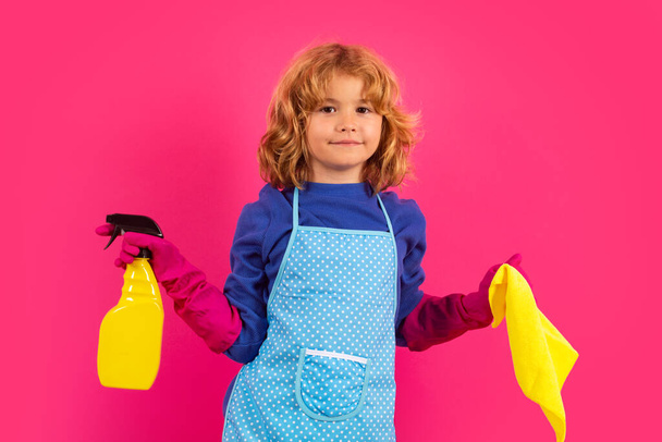 Dzieciak sprząta w domu. Sprzątanie dzieci mopem, aby pomóc w pracach domowych. Little cute boy zamiatanie i czyszczenie, izolowane na studio różowy kolor tła - Zdjęcie, obraz
