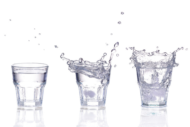 Набор брызг пресной воды в стакане на белом фоне
 - Фото, изображение