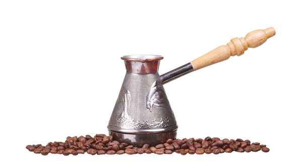 Türke mit Kaffeebohnen isoliert auf weißem Hintergrund - Foto, Bild