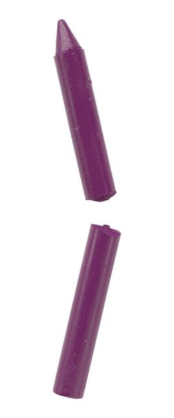 Crayón púrpura oscuro aislado sobre fondo blanco, palos de colores rotos - Foto, Imagen