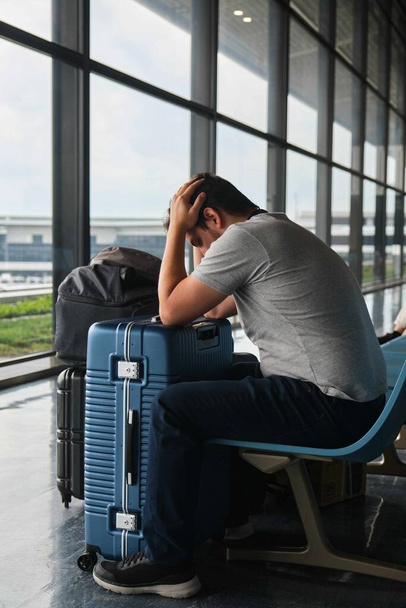 Uomo disperato all'aeroporto di Narita, sconvolto perché il suo volo è stato ritardato. - Foto, immagini