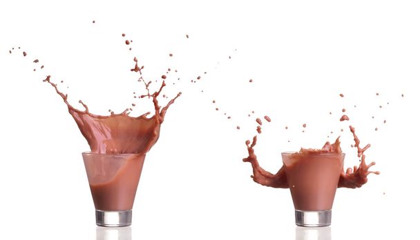 Leite e chocolate cacau respingo em um copo isolado no fundo branco
 - Foto, Imagem
