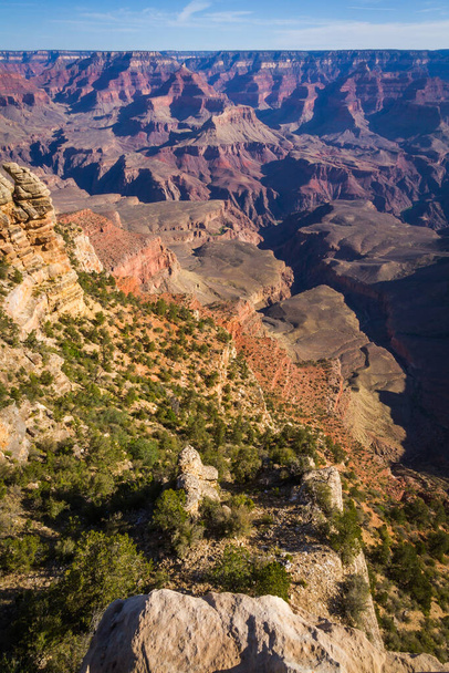Urzekający krajobraz kanionu z majestatycznymi górami i spokojnym spokojem z Wielkiego Kanionu South Rim Arizona - Zdjęcie, obraz