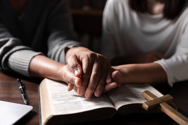 Ομάδα διαφορετικών γυναικών προσεύχονται μαζί, Χριστιανοί και Αγία Γραφή μελέτη έννοια. - Φωτογραφία, εικόνα