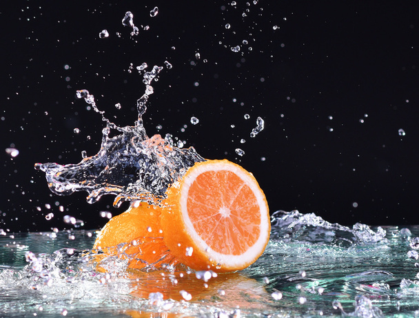 Makro su sıçrama portakal. Su damlaları ile sulu portakal - Fotoğraf, Görsel