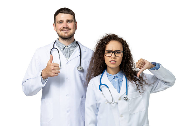 Vrouwelijke en mannelijke artsen in wit uniform, geïsoleerd op witte achtergrond - Foto, afbeelding