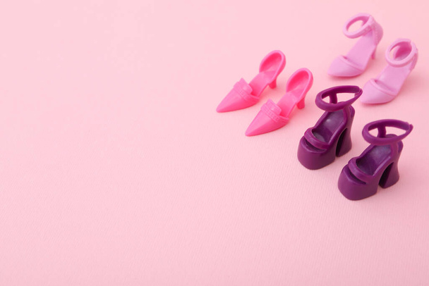 バービー人形の靴ピンクの背景,テキストのためのスペース - 写真・画像