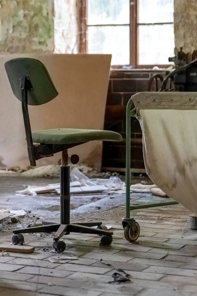 старий офісний стілець на покинутій фабриці - Фото, зображення