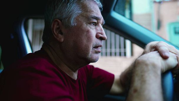 Zoufalý starší muž zírající na oblohu a prosící Boha o pomoc v těžkých časech, sedící v autě, zaparkovaném na ulici. Boj se starším člověkem v emocionální bolesti - Fotografie, Obrázek
