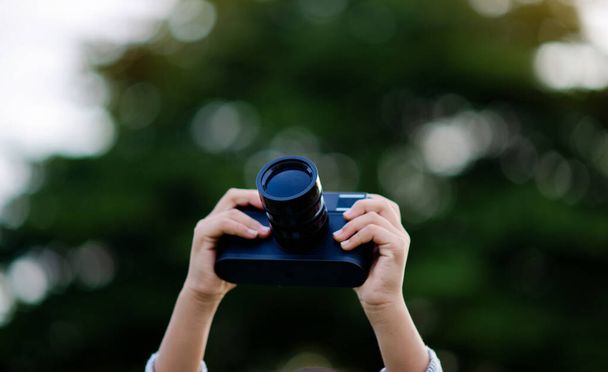 Fényképezz tükör nélküli kamerával. Kislány gyakorló természet fotózás kis fotós az öröm, hogy képeket - Fotó, kép