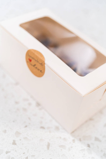 Verpackung hausgemachte Schokolade Fudge mit Erdnussbutter wirbeln in einem weißen Geschenkkarton. - Foto, Bild