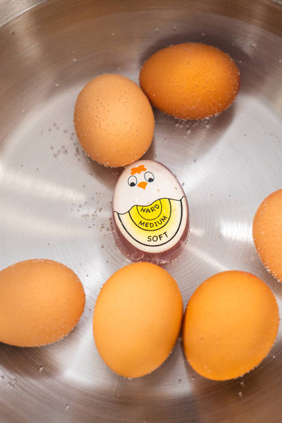 Braune Bio-Eier in einem Kochtopf kochen, um hartgekochte Eier zuzubereiten. - Foto, Bild