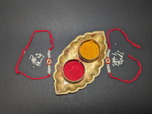 Raksha Bandhan, festival indiano com belo Rakhi em fundo preto. Uma pulseira tradicional indiana que é um símbolo de amor entre Irmãs e Irmãos. - Foto, Imagem