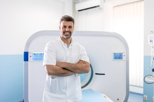 Důvěryhodná mužská onkologie v zobrazovací místnosti s magnetickou rezonancí nebo počítačovou tomografií moderní nemocnice. - Fotografie, Obrázek