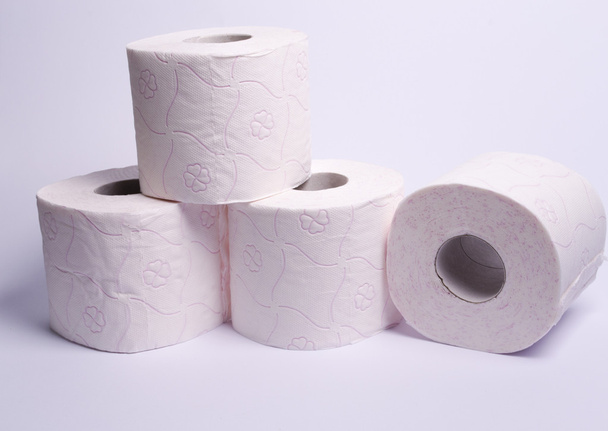 Quatro rolos de papel higiénico macio
 - Foto, Imagem