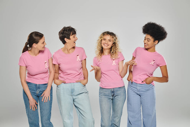 ευαισθητοποίηση του καρκίνου του μαστού, ευτυχισμένη διαφυλετική γυναίκες με ροζ κορδέλες σε γκρι, ποικιλομορφία, εννοιολογική - Φωτογραφία, εικόνα