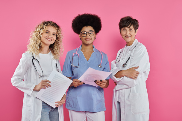 поколения, счастливые медицинские коллеги, женщины-онкологи, концепция информированности о раке груди, улыбка - Фото, изображение