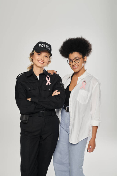 mulheres inter-raciais positivas com fitas de consciência de câncer de mama isolado em cinza - Foto, Imagem