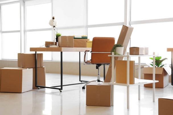 Интерьер офиса с картонными коробками в день переезда - Фото, изображение
