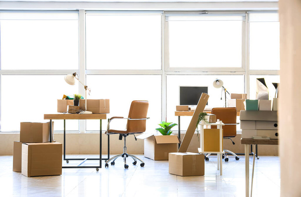 Интерьер офиса с картонными коробками в день переезда - Фото, изображение