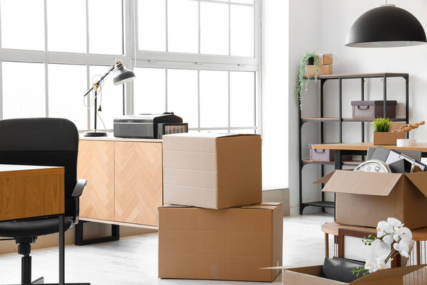 Интерьер светлого офиса с картонными коробками в день переезда - Фото, изображение