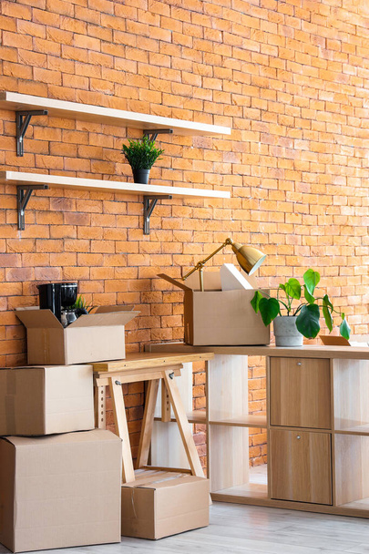 Интерьер стильного офиса с картонными коробками в день переезда - Фото, изображение
