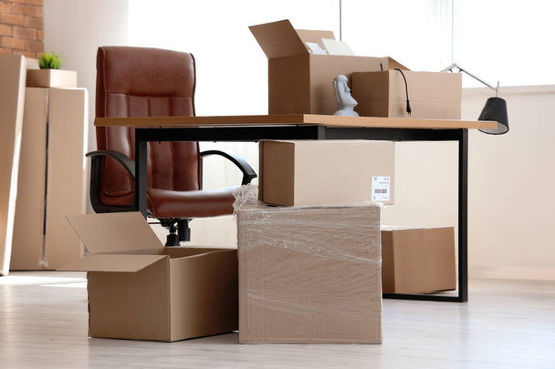 Interiér stylové kanceláře s kartonovými krabicemi v den stěhování - Fotografie, Obrázek