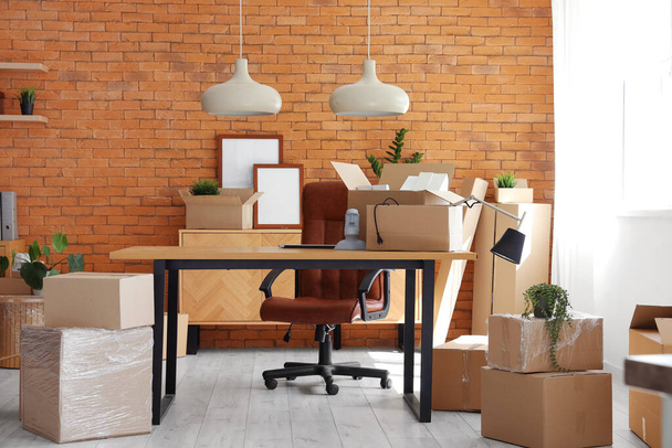 Interior de escritório elegante com caixas de papelão no dia em movimento - Foto, Imagem