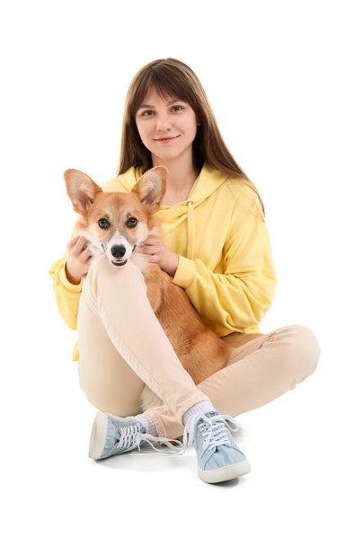 Mujer bastante joven con lindo perro Corgi sentado sobre fondo blanco - Foto, Imagen