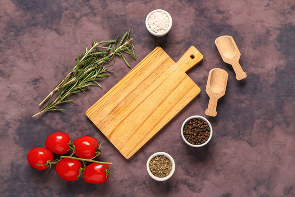 Koostumus puinen leikkuulauta, mausteet ja tuoreet tomaatit grunge tausta - Valokuva, kuva